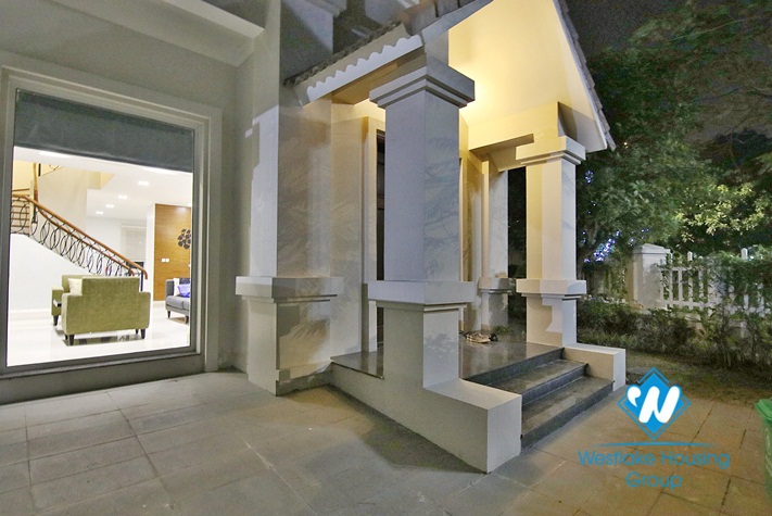  Beautiful corner villa with Garden for rent in Vinhomer Riverside - Long Bien